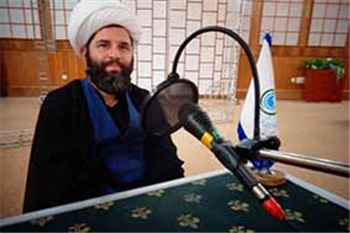 بسیاری از مردم با انتشار عکس، تظاهر به شادمانی می کنند